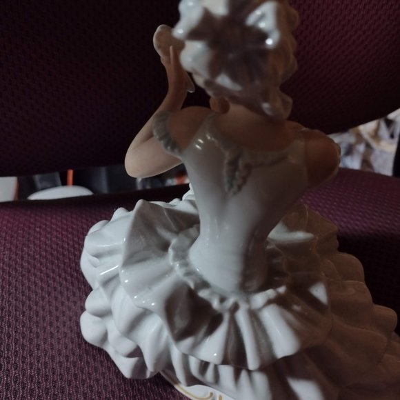 Wallendorf Germany lovely lady figurine, seated, dancer - Picture 3 of 5